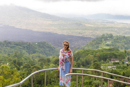 女高管上的热带巴厘岛，印度尼西亚的山地景观