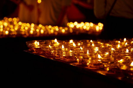 许多燃烧的蜡烛与浅深度的领域, 蜡烛在教堂