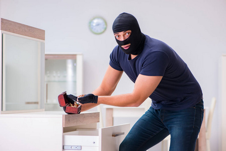 抢劫犯戴头套窃取有价值的东西照片