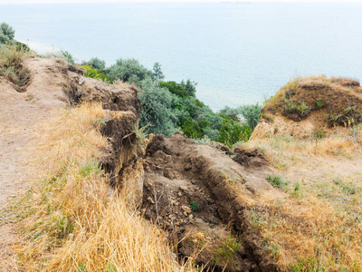 sesmically 危险地区山体滑坡灾害。地球上的大裂缝, 大层挡土路的下降。山体滑坡坡脚下筑坝人的致命危险