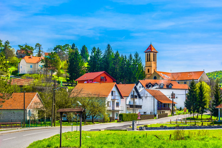 村 Zagorje 地区风光。风景在 Zagorje 地区 Krapina 镇附近的小风景如画的村庄, 克罗地亚北部风景