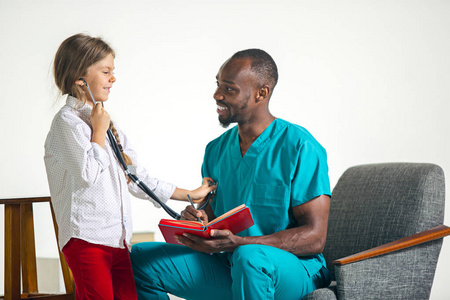 医疗保健理念医用听诊器的医生和女孩