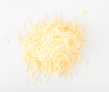 一堆磨碎的奶酪在白色的背景。从上面的照片