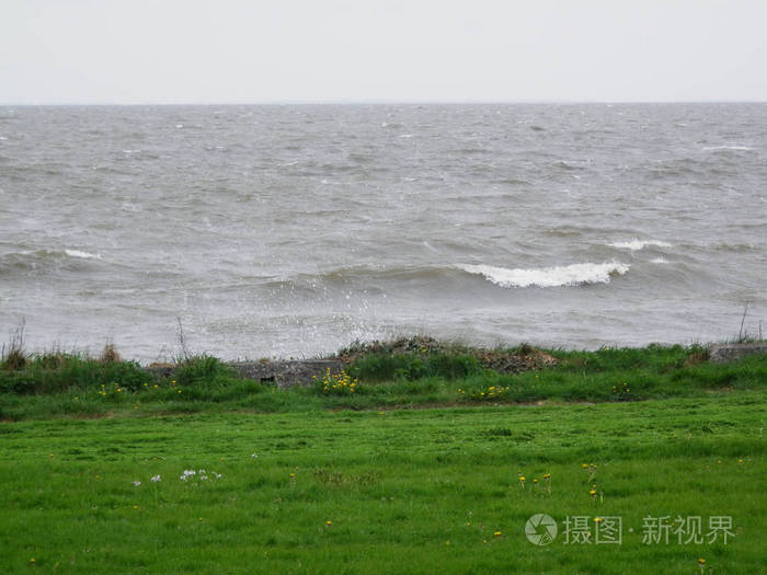 荷兰内陆海的绿草堤和波浪波