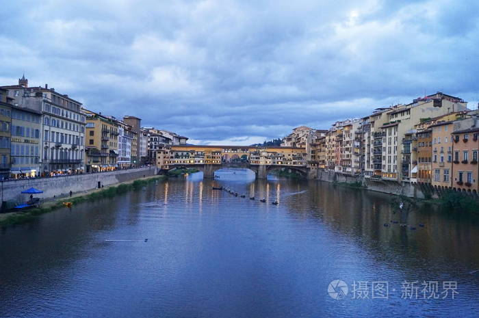 在晚上的 Ponte Vecchio 桥