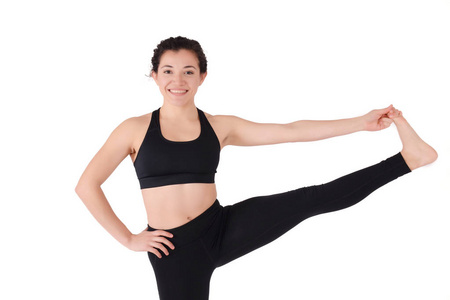 年轻的拉丁女人做瑜伽姿势。运动健身。隔离讲口香糖背景