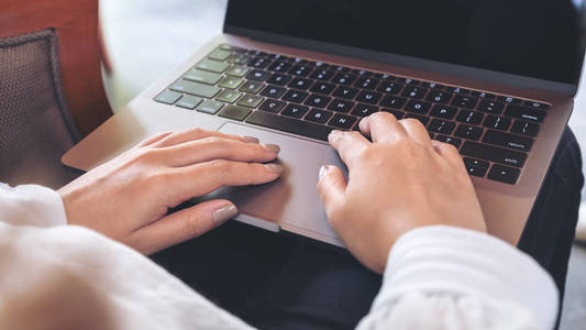 女性手的特写图像在笔记本电脑键盘上工作和打字