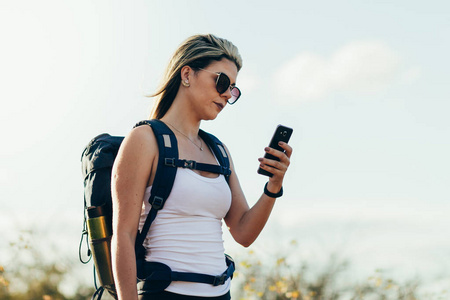 在沙漠徒步旅行中使用移动电话的徒步旅行者