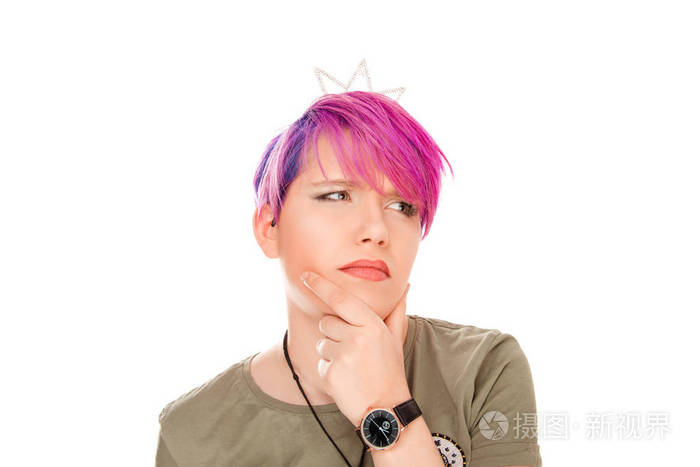 年轻女子粉红色的头发和绿色的眼睛皱着眉头她的眉毛手指在下巴有怀疑