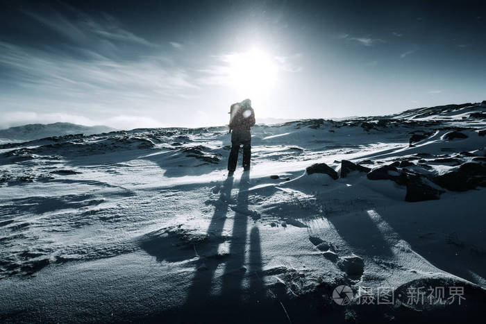 男人旅行背包在冬天山