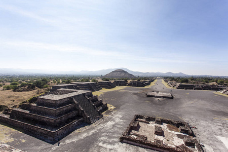 De la Luna 广场和太阳 Piramide del Sol 在特奥蒂瓦坎，墨西哥北美的金字塔