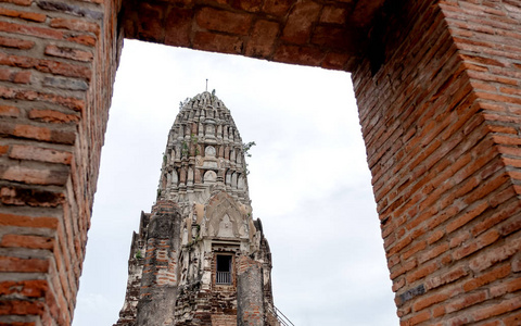 泰国大城府的一座古庙和宝塔