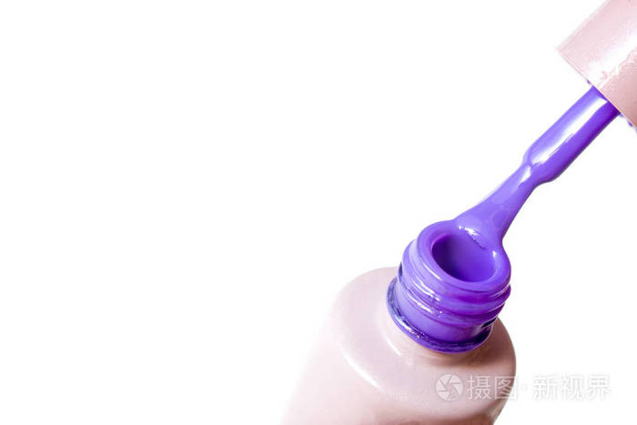 美容, 时尚和指甲艺术的概念在沙龙指甲关闭瓶和紫色凝胶指甲抛光刷。在白色背景下被隔离。复制空间