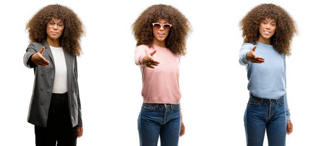 非洲裔美国年轻女子穿着不同的衣服微笑友好提供握手作为问候和欢迎。成功的企业