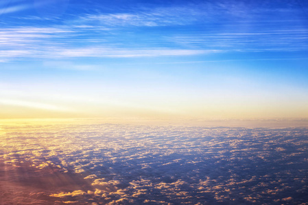 清晨的阳光明媚的天空上空的云彩上的平面视图