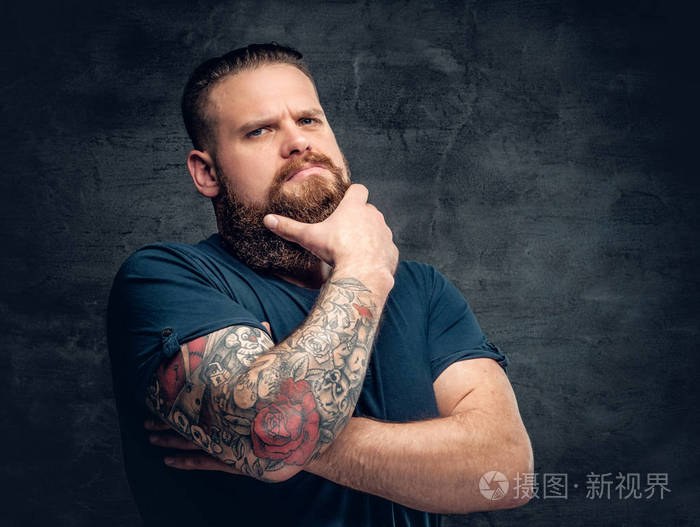 手臂上有刺青的胡子胖男
