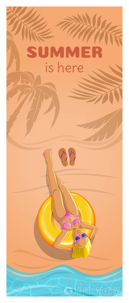 垂直夏季卡与一个可爱的金发女郎.在海边的海滩上晒日光浴的年轻女子.