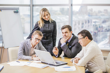 商界人士在讨论一个重要的问题在简报会上的团队照片