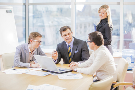 商界人士在讨论一个重要的问题在简报会上的团队照片