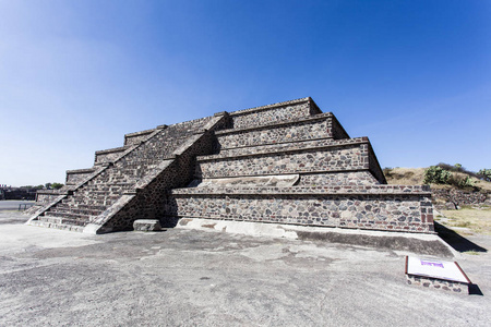 在墨西哥特奥蒂瓦坎，北美广场 de la Luna 广场寺