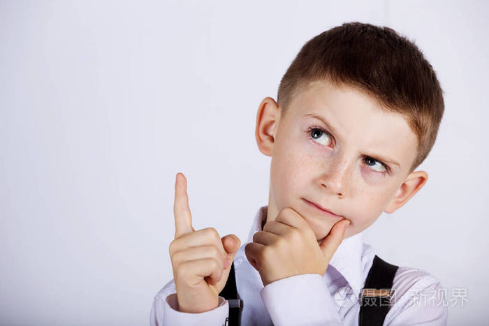 一个小男孩深深地思考,并指出思维孩子 —— 肖像