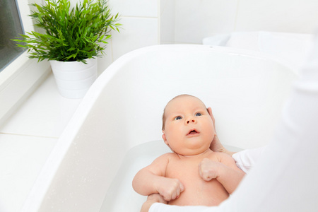 可爱的小新生儿洗澡图片