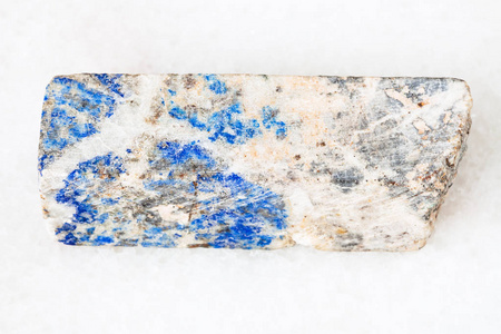 乌拉尔山白大理石琉璃石天然矿物棒的宏观拍摄