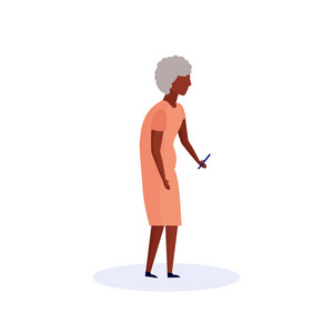 非洲老年妇女使用智能手机老年祖母走孤立卡通人物全长平