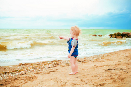 小男孩在海上玩耍。快乐男孩享受夏日沙滩上的生活