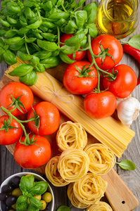 面食 蔬菜 药草和木制背景的意大利食品香料