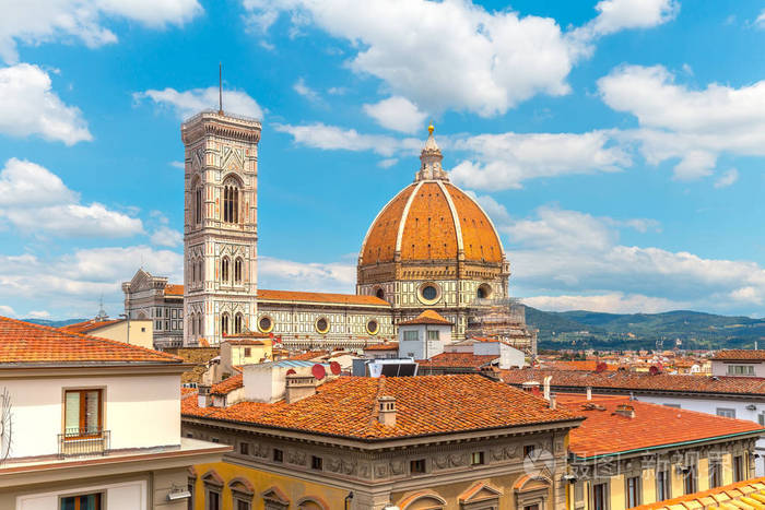 蓝天背景下的圣玛利亚.