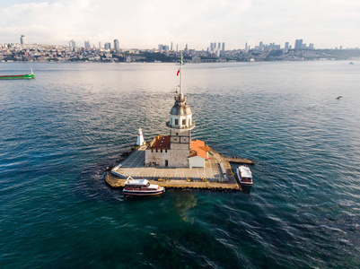 空中无人机鸟瞰 Uskudar 伊斯坦布尔Kiz Kulesi 的塔。历史建筑