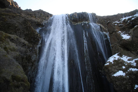 冬天, 冰岛美丽的 Seljalandsfoss。冰冻美丽的瀑布 Seljalandsfoss 在冬日的日出灯光下, 倒影在河中