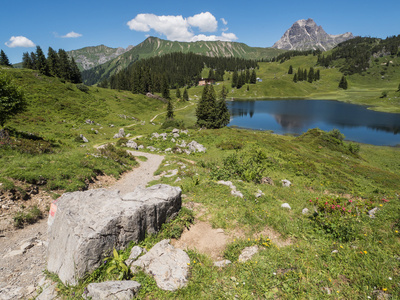 山和周围村庄 Schroecken Koerbersee 湖