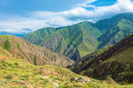 美丽的山景观在风积山，Kyrgyzsta