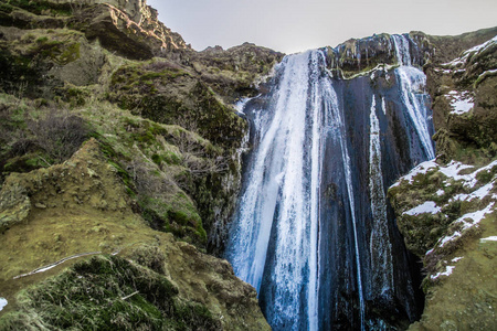 冬天, 冰岛美丽的 Seljalandsfoss。冰冻美丽的瀑布 Seljalandsfoss 在冬日的日出灯光下, 倒影在河中