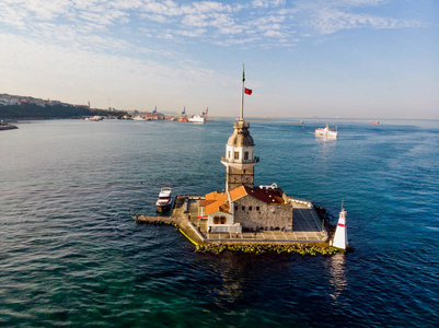 空中无人机鸟瞰 Uskudar 伊斯坦布尔Kiz Kulesi 的塔。历史建筑