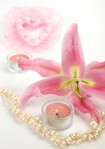 粉色百合和蜡烛