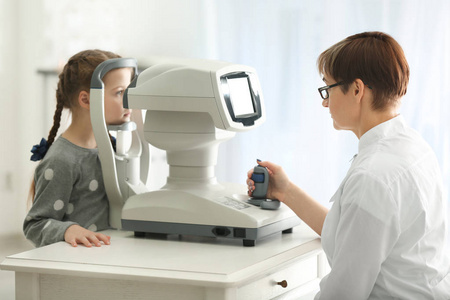 眼科医生测量小女孩眼压的临床研究