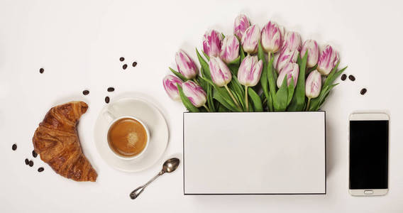 顶视图的春天的花朵 咖啡 移动电话和化妆品