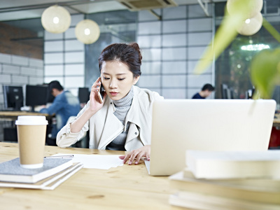 客户端亚洲在办公室里工作的年轻亚洲女商人照片