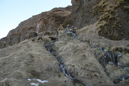 冬天, 冰岛美丽的 Seljalandsfoss。冰冻美丽的瀑布 Seljalandsfoss 在冬日的日出灯光下, 倒影在河中