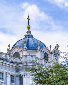 位于西班牙马德里的圣玛丽亚 la 阿尔穆黛娜大教堂的低角度视图
