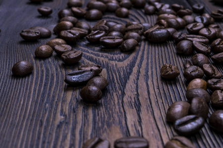咖啡豆在黑暗的木制背景纹理