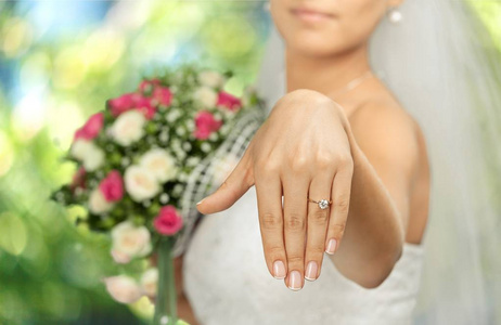 美丽的新娘，显示她的戒指