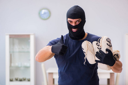 有价值的推抢劫犯戴头套窃取有价值的东西照片