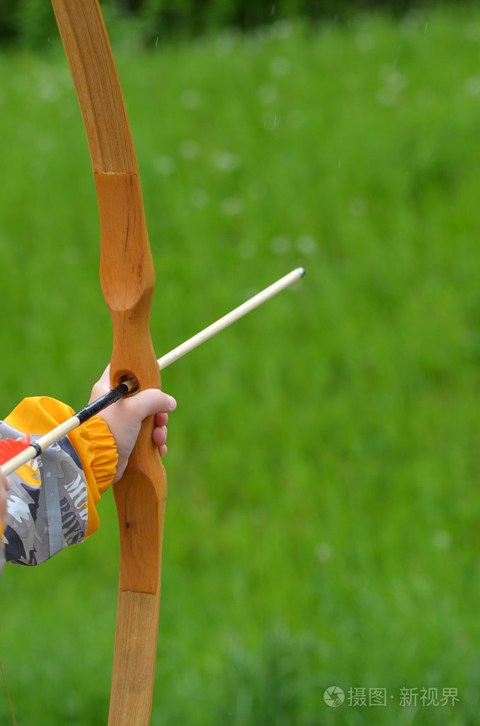 针对家庭自制木弓在户外的男孩