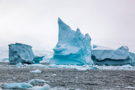 美丽大蓝色冰山和海洋。南极景观奇特