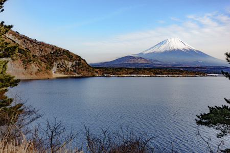 美丽的富士山冬季形成五个平静的湖泊。日本