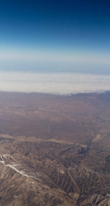 乌云山和通过飞机窗口看到的天空